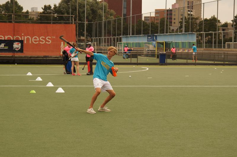 Un ragazzo esegue un tiro con la mazza da hockey al campo estivo internazionale di Hockey a Rotterdam