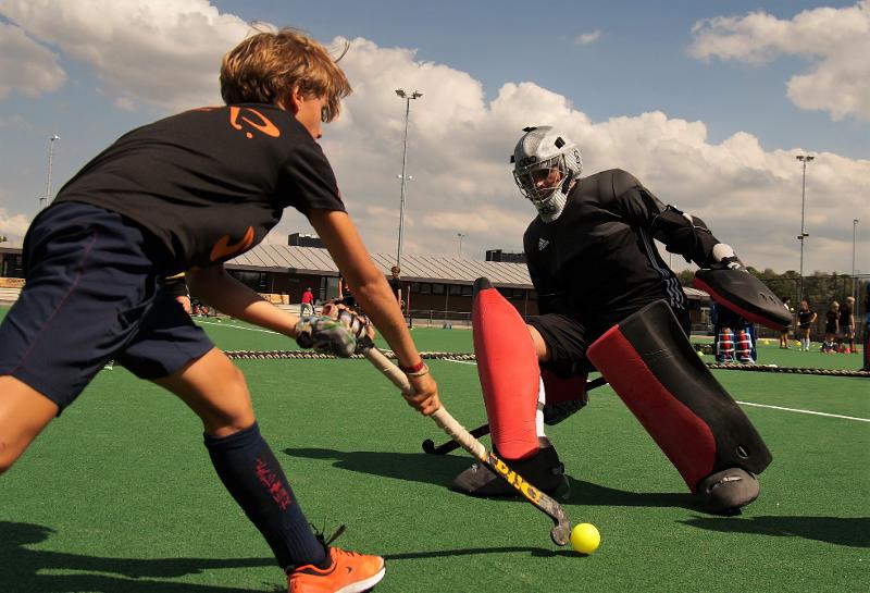 Al campo estivo internazionale di Hockey a Rotterdam due ragazzi fanno un uno contro uno a hockey