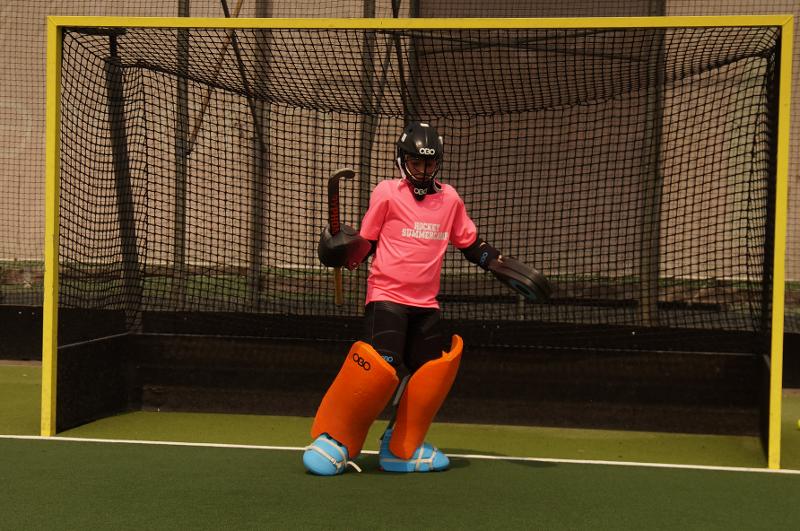Al campo estivo internazionale di Hockey a Rotterdam un portiere con la mazza e le protezioni difende la sua porta