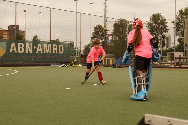 Al campo estivo internazionale di Hockey a Rotterdam due ragazzi si sfidano a hockey nel prato