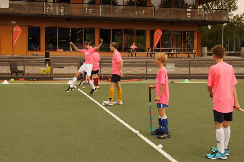 Al campo estivo internazionale di Hockey a Rotterdam un ragazzo esulta vicino ai suoi compagni