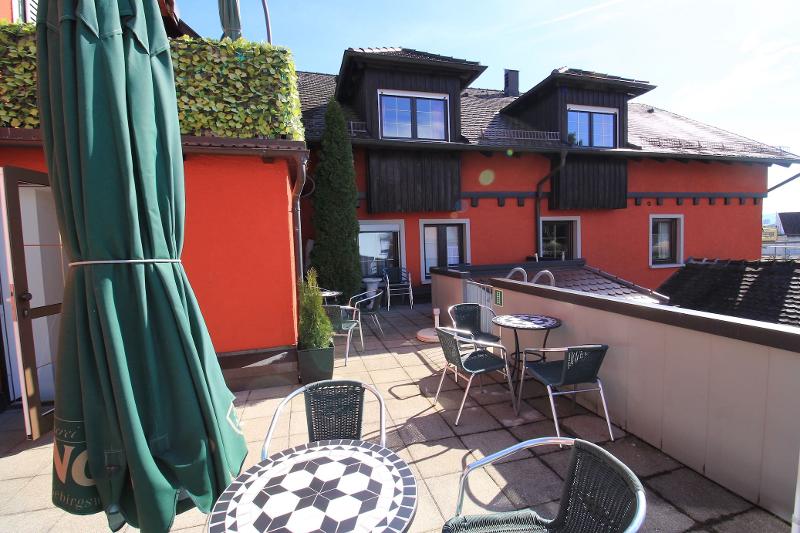 Guarda fuori dal grande balcone dell'hotel incluso nel soggiorno linguistico tedesco