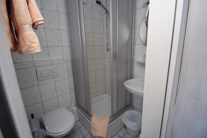Dettaglio di bagno con doccia dell'hotel sul lago di Costanza prenotato per il soggiorno linguistico tedesco