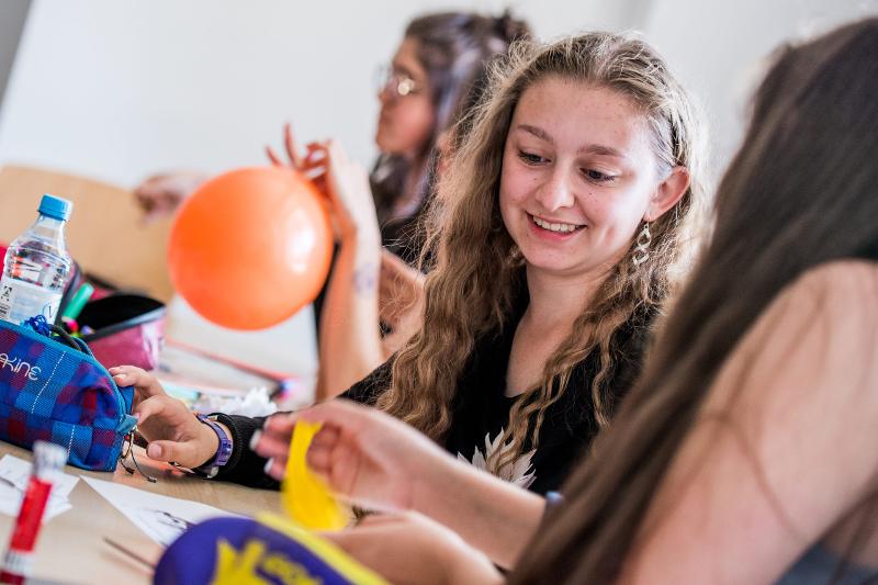 Ragazze partecipanti al soggiorno linguistico tedesco si cimentano in attività creative