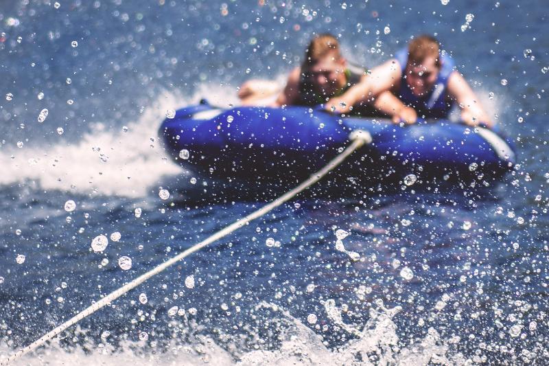 Due ragazzi del soggiorno linguistico tedesco partecipano a giochi acquatici