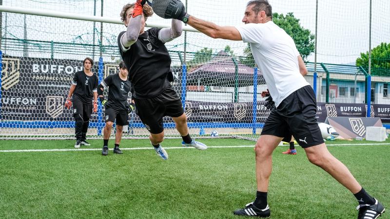 Al campus estivo calcio un ragazzo allena le uscite da portiere
