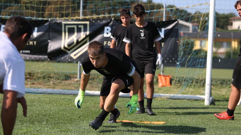 Tre portieri del campus estivo calcio si allenano sulle uscite 