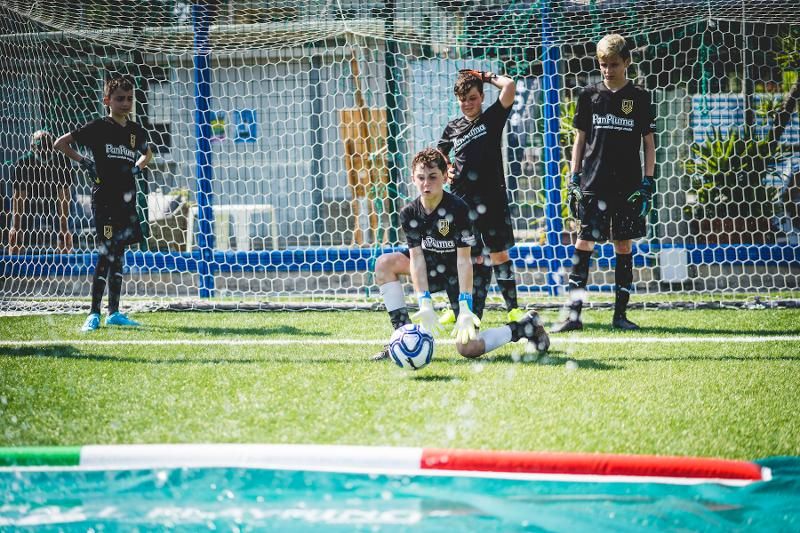 Al campus estivo calcio alcuni ragazzi si allenano a parare con i guantoni