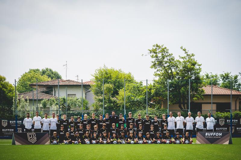 Tutto il gruppo scatta una foto professionale al campus estivo calcio