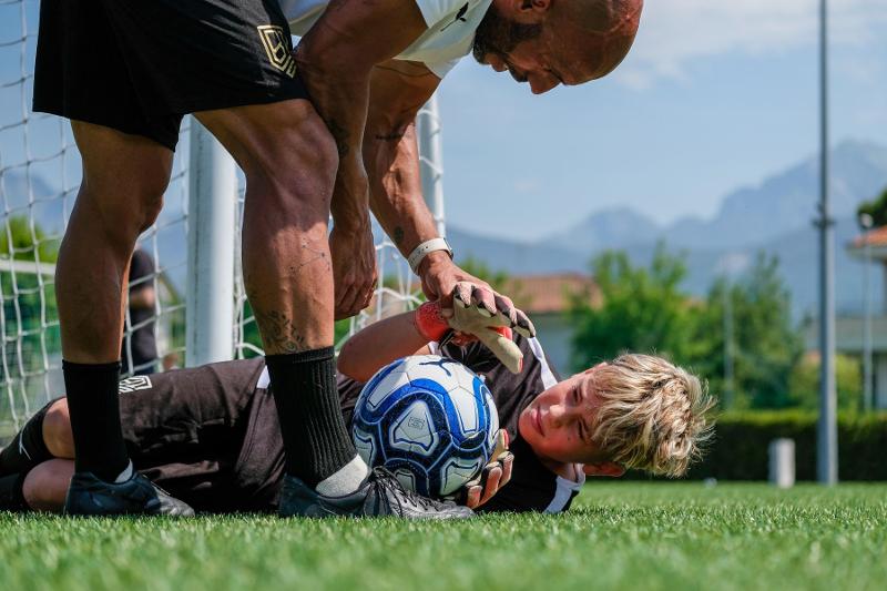 Un bambino del campo estivo calcio
