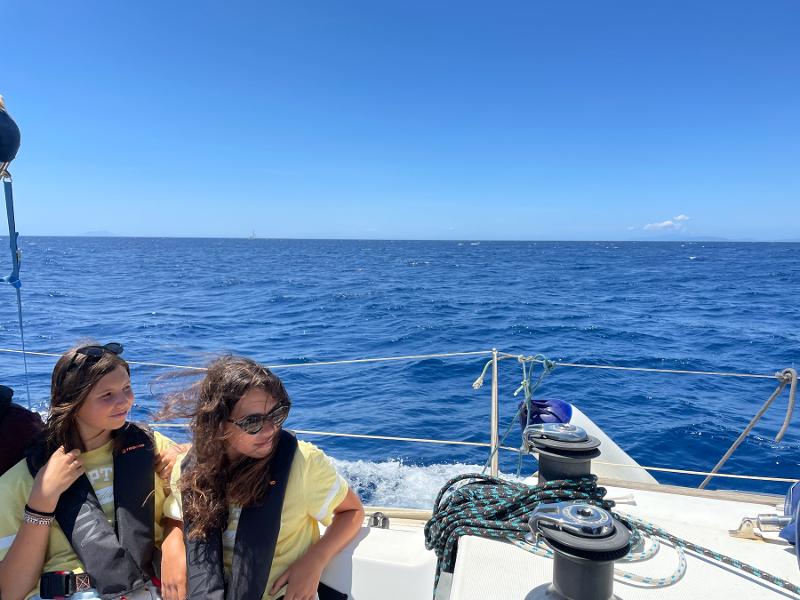 Durante il campo estivo Sicilia, due ragazze si godono la navigazione in barca sul mare