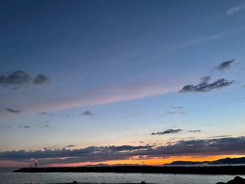 Al campo estivo Emilia Romagna, si osserva il tramonto in riva al mare con la bellezza dei suoi colori e delle nuvole