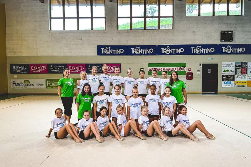 Foto di squadra in palestra al campo estivo ginnastica ritmica