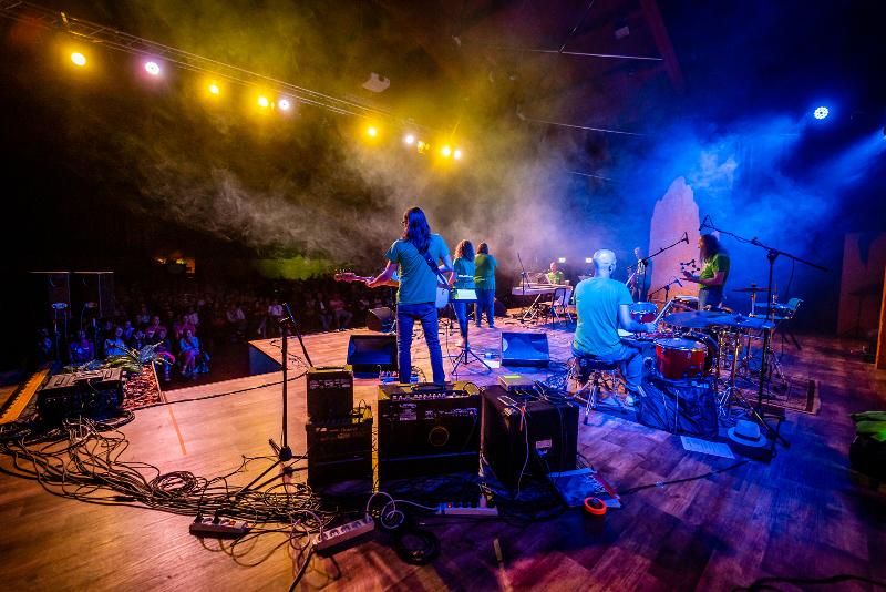 Al campo estivo musicale si sta tenendo lo show finale sul palco di sera con le luci davanti al pubblico