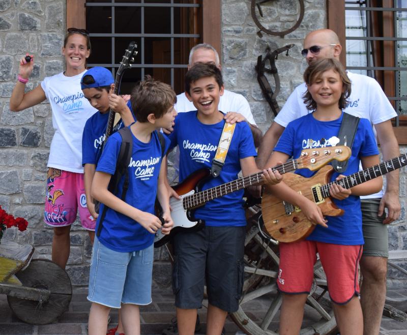 Al campo estivo musicale ragazzi e maestri sorridono e stanno insieme