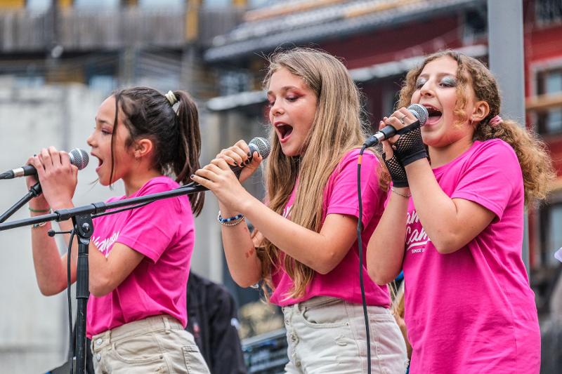 Un trio di ragazze si esibisce cantando al campo estivo musicale