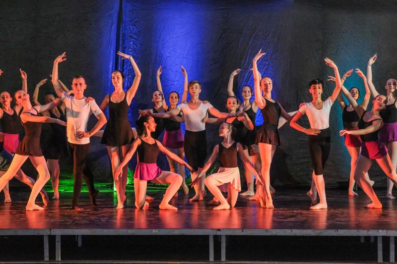 Il gruppo del campo estivo danza si esibisce sul palco davanti al pubblico