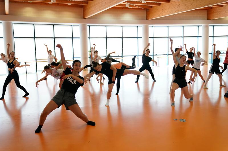 Al campo estivo danza alcune ragazze stanno eseguendo delle mosse per la coreografia 