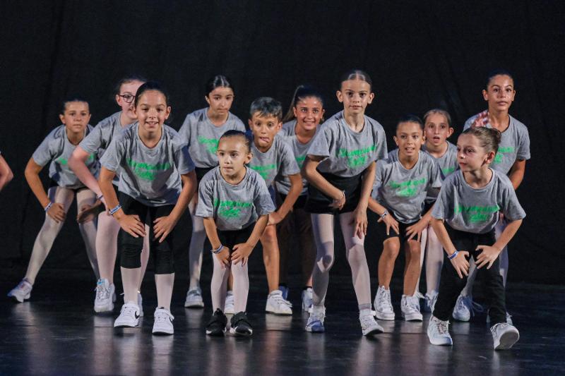 Un gruppo di giovanissimi ballerini si esibisce in balli moderni