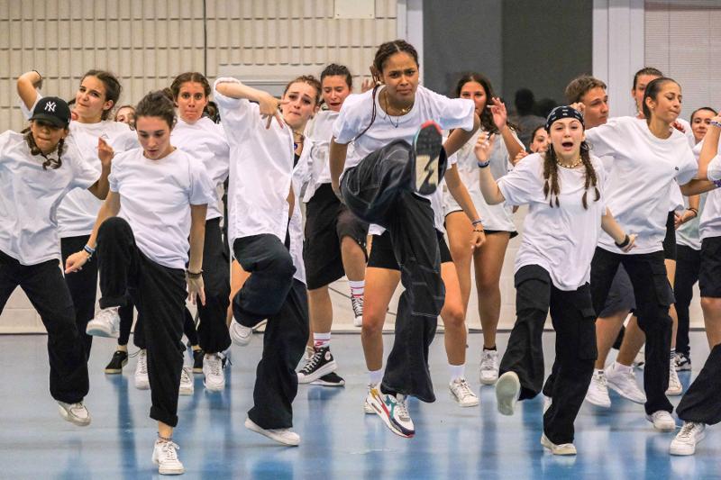 I ballerini del campo estivo danza si preparano con una coreografia di gruppo
