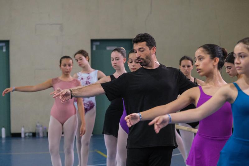 Insegnanti esperti e ballerini talentuosi al campo estivo danza