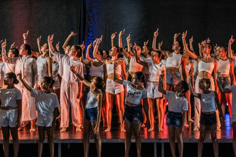 Tutti i ballerini del campo estivo danza si esibiscono in un grande show
