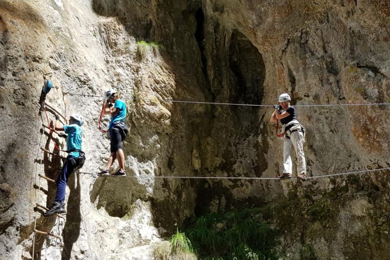  Jovens a fazer desportos de aventura durante o curso italiano 