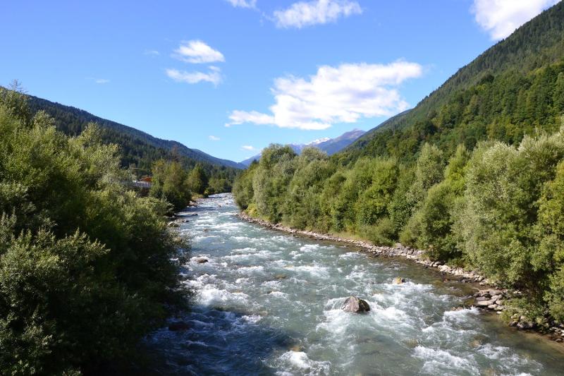 Fiume con forti correnti al campo estivo avventura