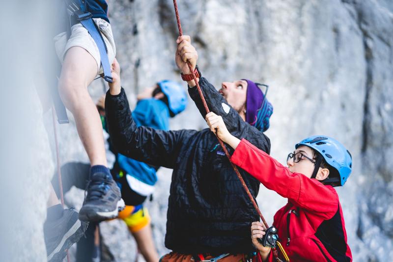 Ai centri estivi i bambini partecipano ad una lezione di arrampicata