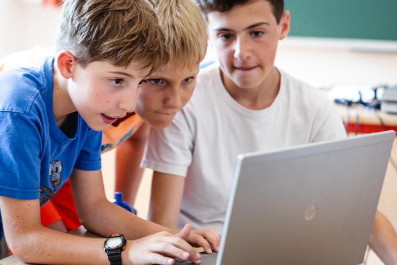 Al campo estivo Minecraft i ragazzi si divertono davanti al computer