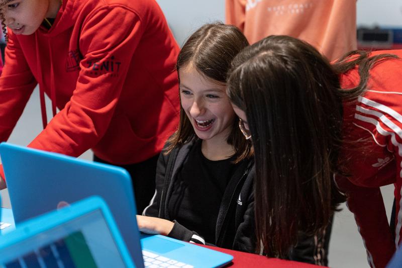 Al campo estivo Minecraft due ragazze siedono al computer