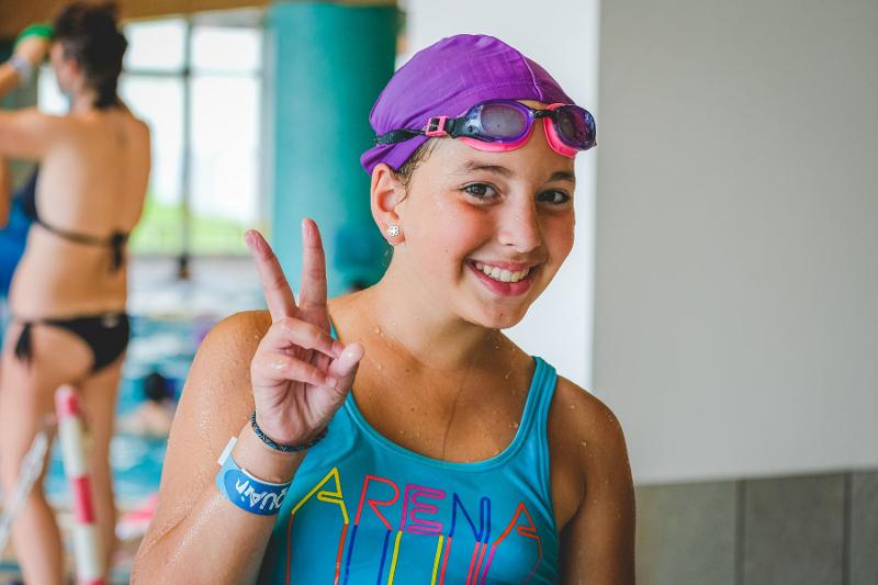 Una ragazza del campo estivo equitazione sorride dopo essere uscita dalla piscina