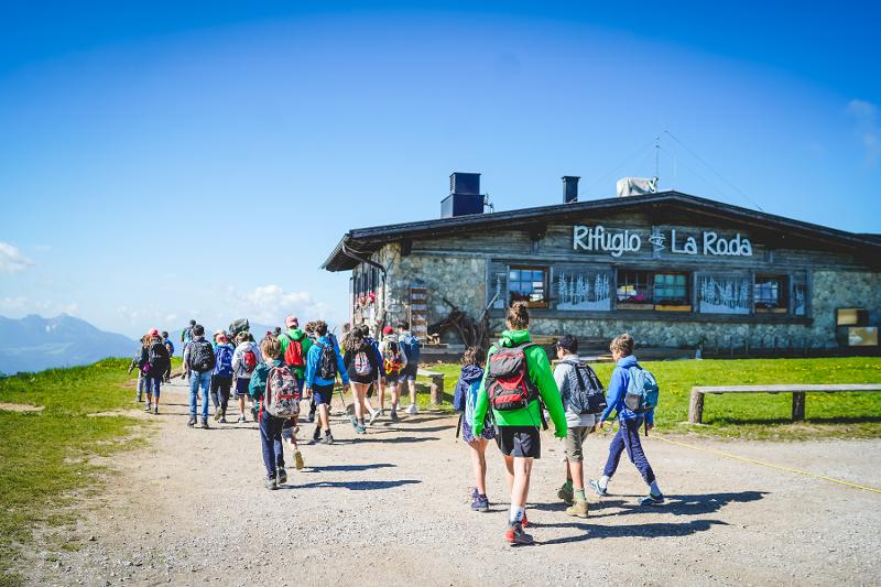 I ragazzi fanno un'escursione a piedi in montagna durante il campo estivo equitazione