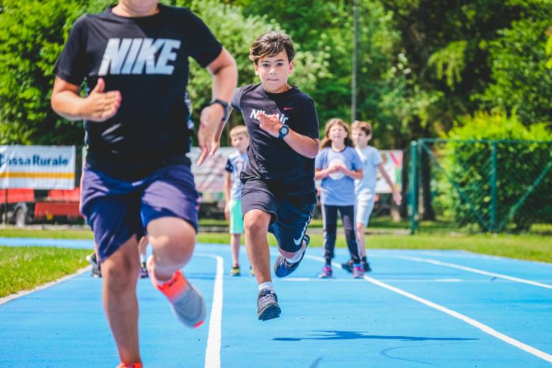 Due partecipanti si sfidano a una gara di corsa in velocità al campo estivo magia