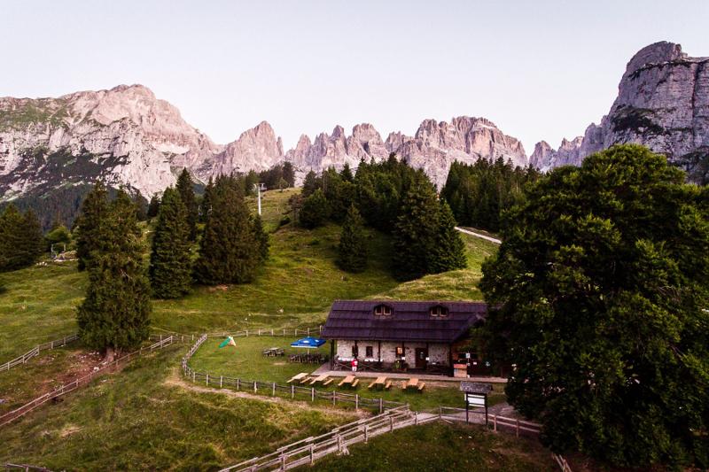 Una struttura magnifica al campo estivo tecniche di memoria