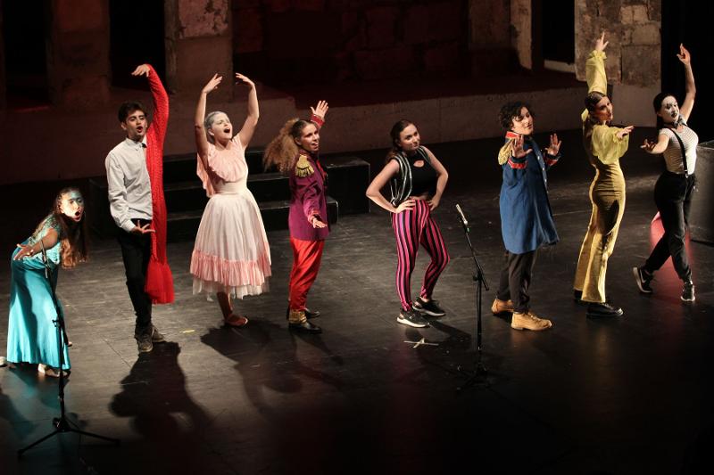 La piccola compagnia teatrale del campo estivo musical si esibisce sul palco scenico