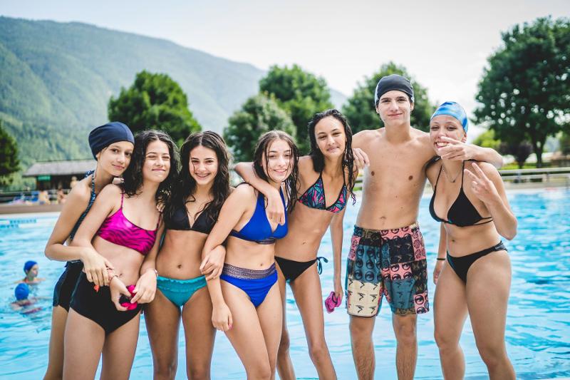 Un gruppo di partecipanti del campo estivo musical si diverte in piscina