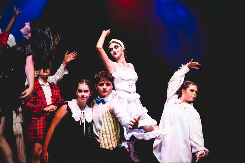 Il gruppo del campo estivo musical esegue la performance indossando costumi scenici