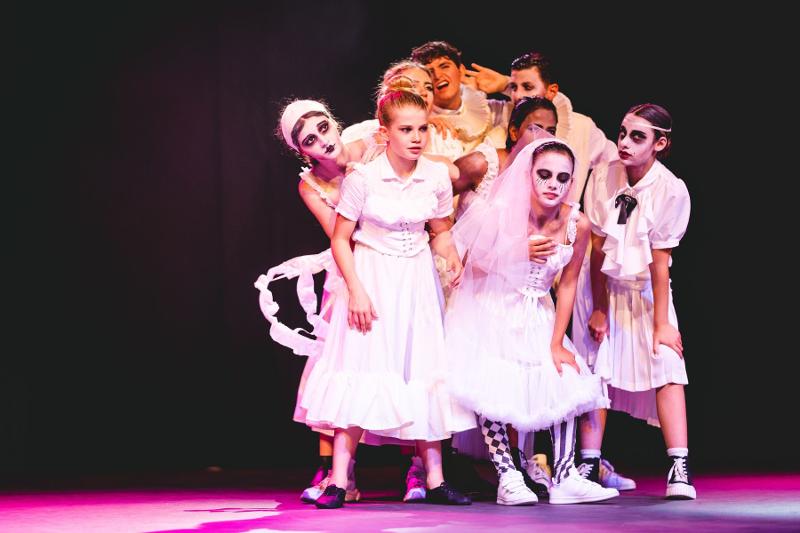 Un gruppo di talenti brilla sul palco del campo estivo musical