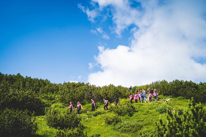 I partecipanti del campo estivo musical discendono lungo un sentiero di montagna in una splendida giornata