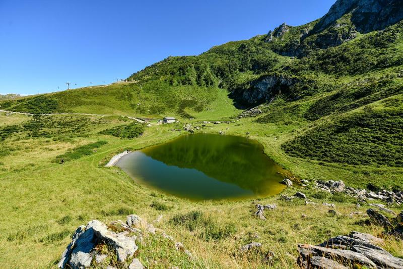 Natura, montagna e laghetti al campo estivo Padel