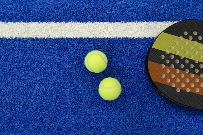 Racchette professionali e attrezzatura all'altezza al campo estivo Padel