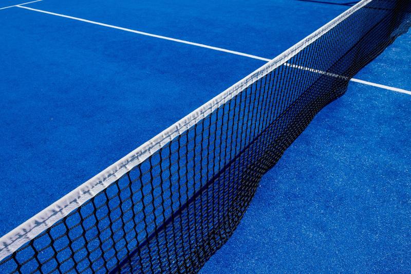 Reti ben tese e campi blu ben puliti al campo estivo Padel
