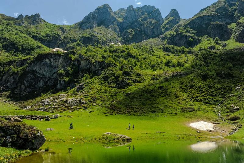 Paesaggi di montagna meravigliosi al campo estivo Padel