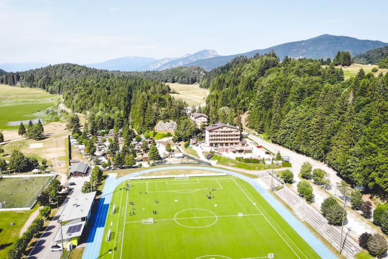 Un grande campo da gioco e infrastrutture adiacenti al campo estivo calcio