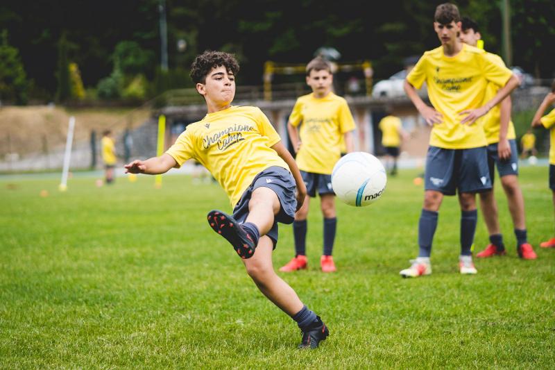 Ai campi estivi calcio Italia un ragazzo si allena sui tiri dalla distanza
