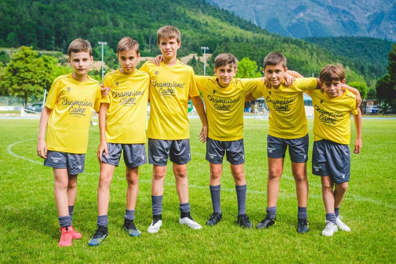 Una squadra del capo estivo calcio posa riunita in campo per la foto pre partita
