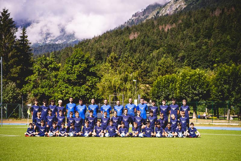 La squadra del campo estivo calcio indossa le maglie ufficiali e posa composta per le foto degli annuari