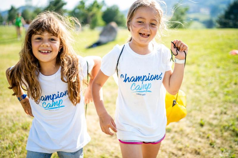 Due partecipanti del campo estivo inglese e sport camminano e sorridono
