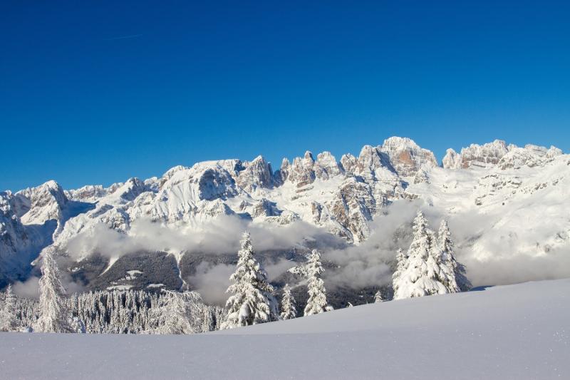 Paesaggi innevati e panorami mozzafiato al campo invernale sci e snowboard